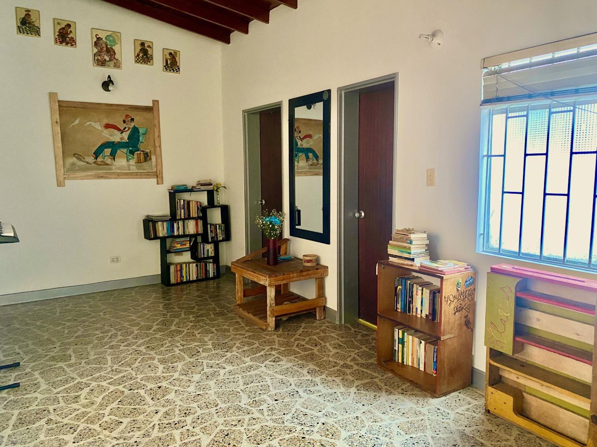 Casa Almarita - Hostal, Bar Y Restaurante 麦德林 外观 照片