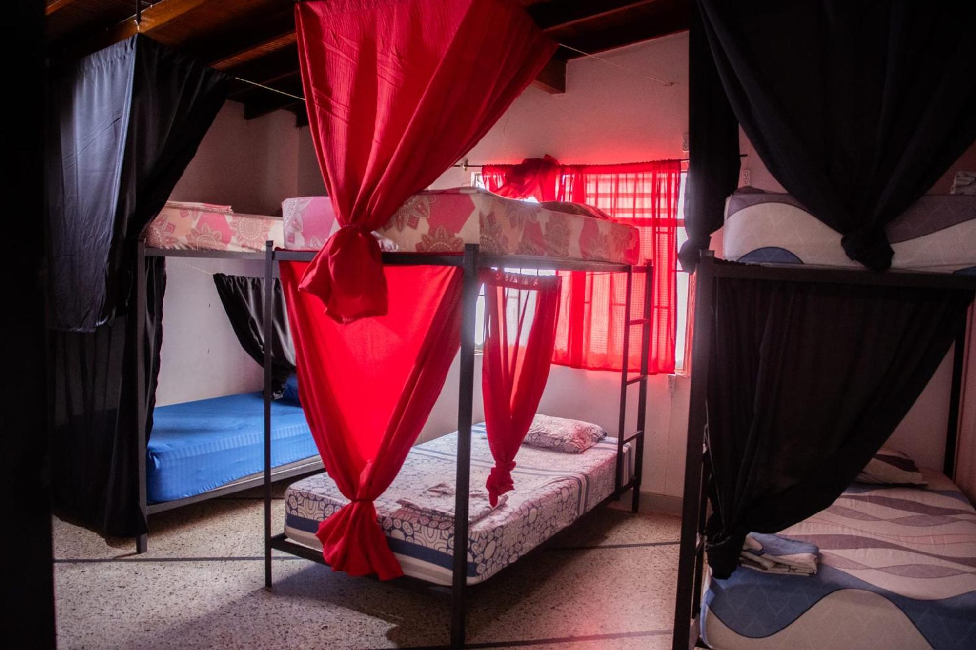 Casa Almarita - Hostal, Bar Y Restaurante 麦德林 外观 照片