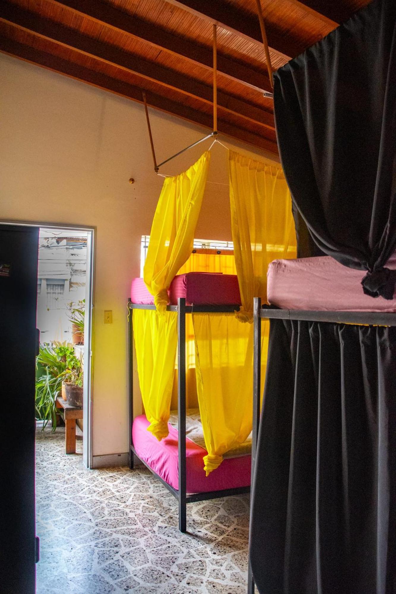 Casa Almarita - Hostal, Bar Y Restaurante 麦德林 外观 照片