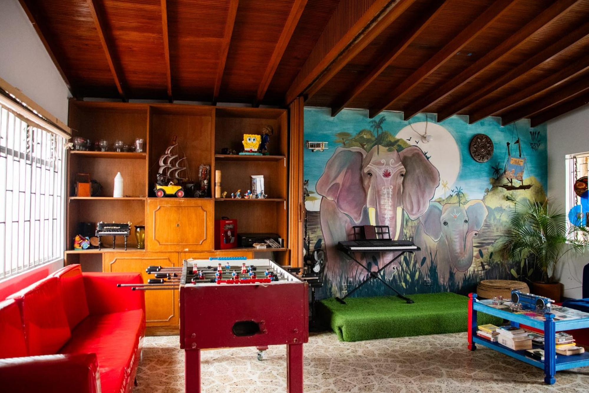 Casa Almarita - Hostal, Bar Y Restaurante 麦德林 外观 照片